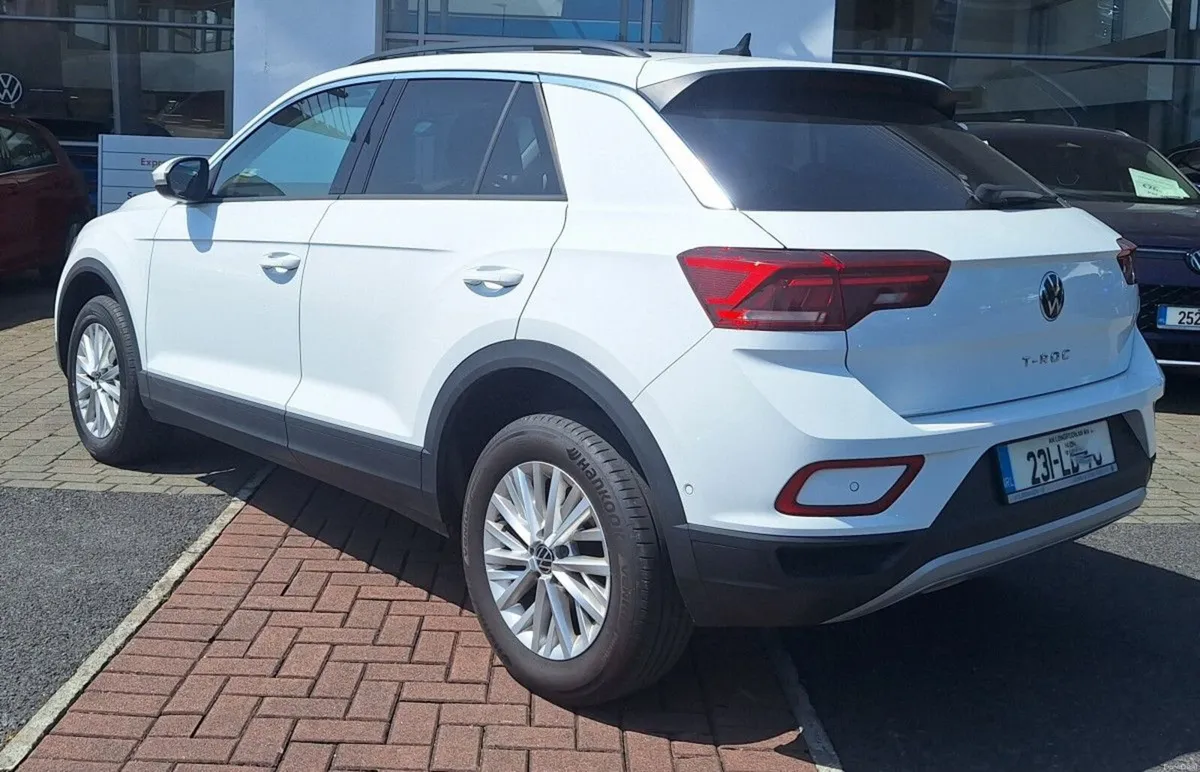 Volkswagen T-Roc Life 2.0 TDI 116HP **REAR VIEW CA - Image 4