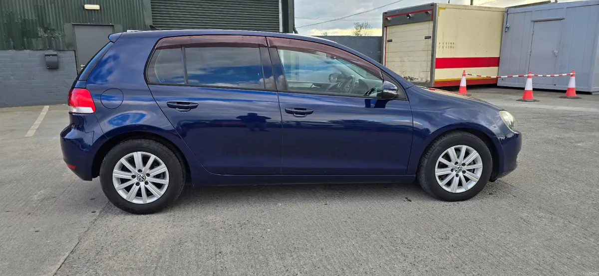 Volkswagen Golf 2013 BlueMotion Automatic 74,000km - Image 3