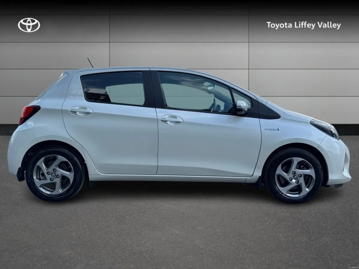 Toyota Yaris YARIS HYBRID LUXURY MC - Image 3