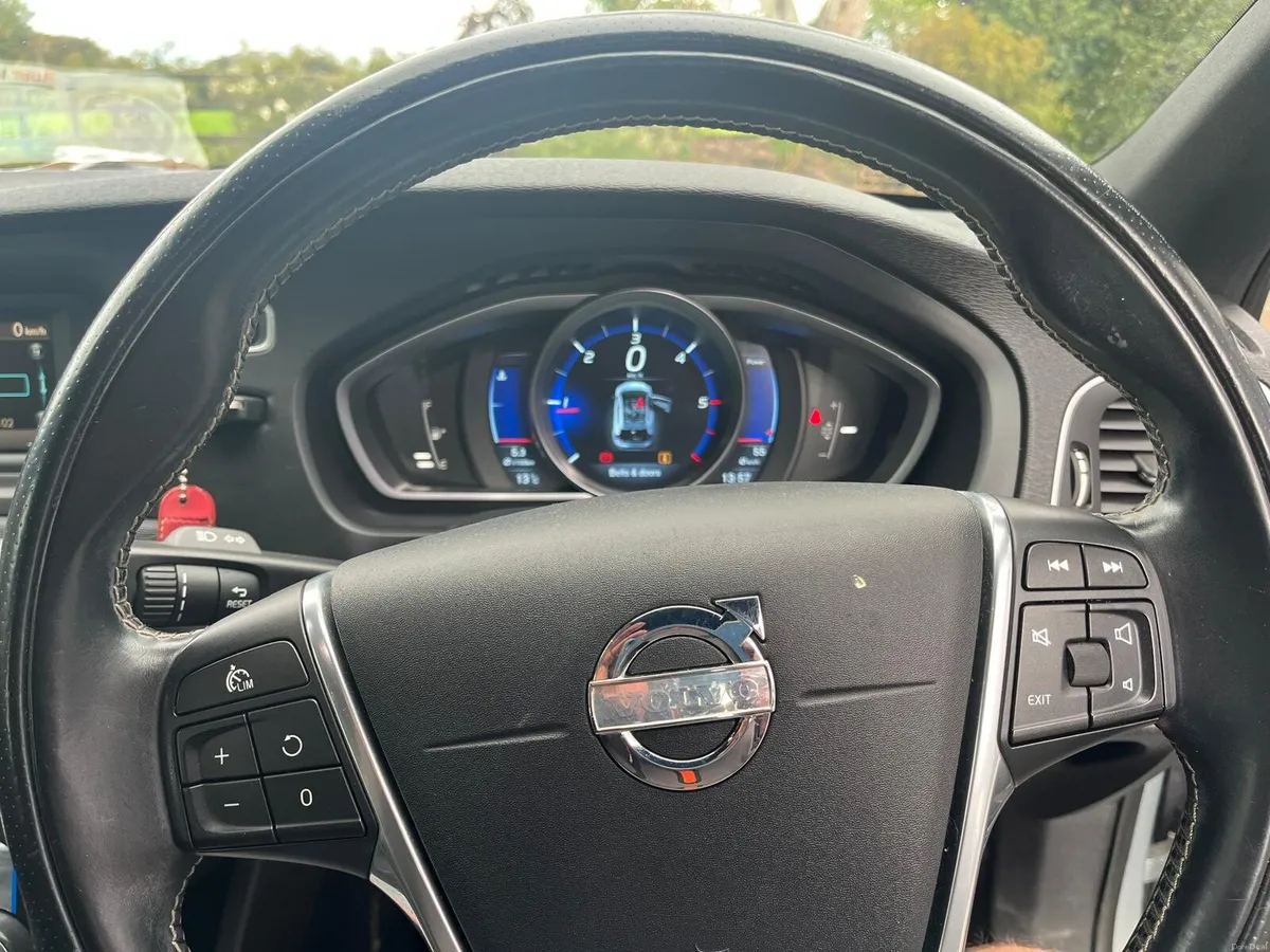 Volvo V40 D2 car - Image 6