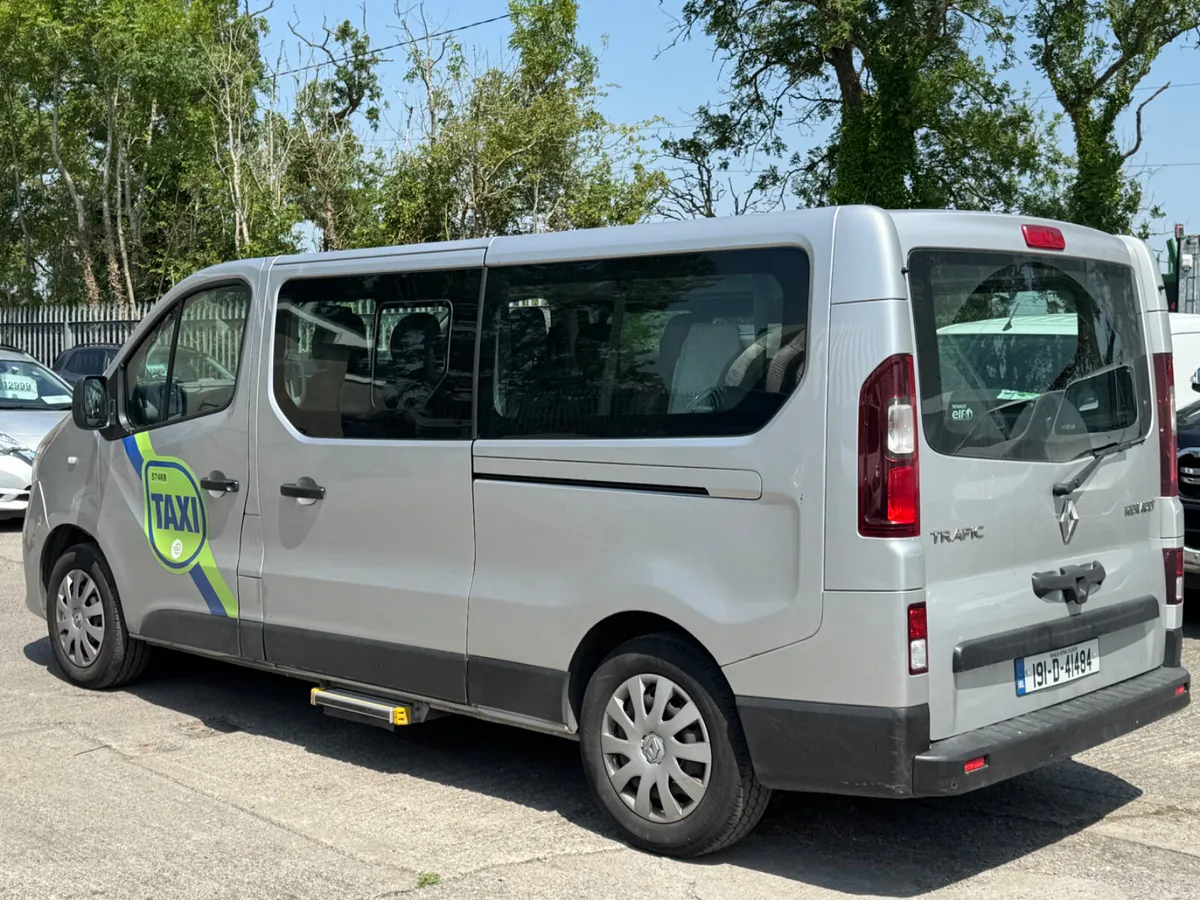 RENAULT TRAFIC WHEELCHAIR ASSESSABLE TAXI 2019 - Image 4