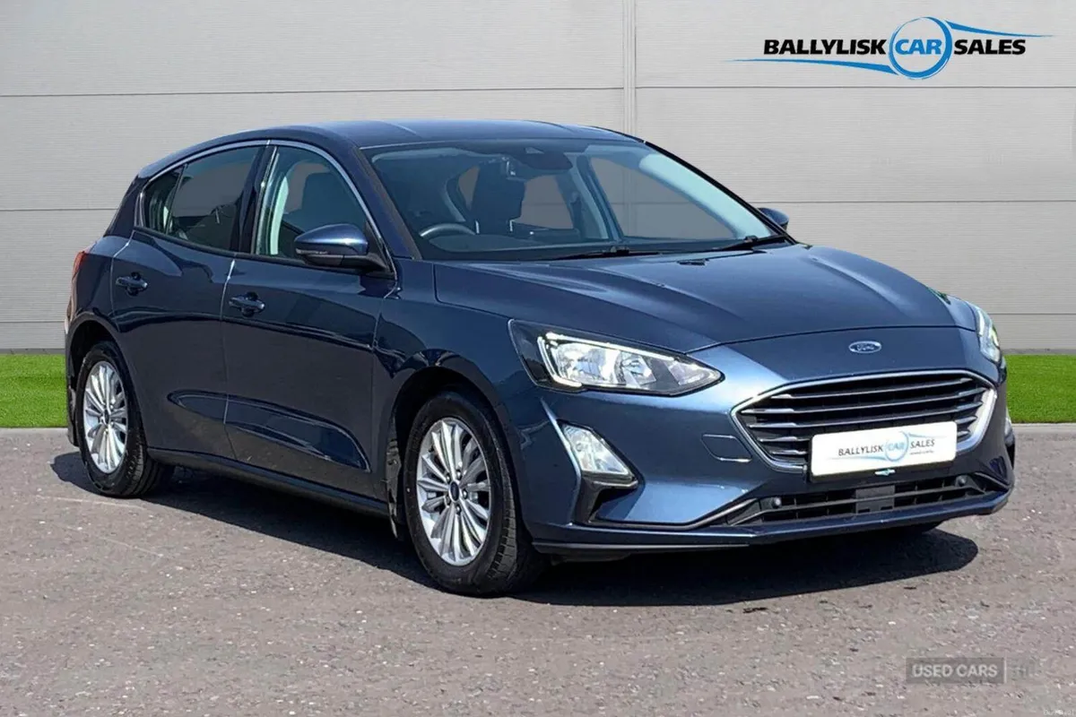 Ford Focus 1.0T 125PS Titanium in Chrome Blue with - Image 1