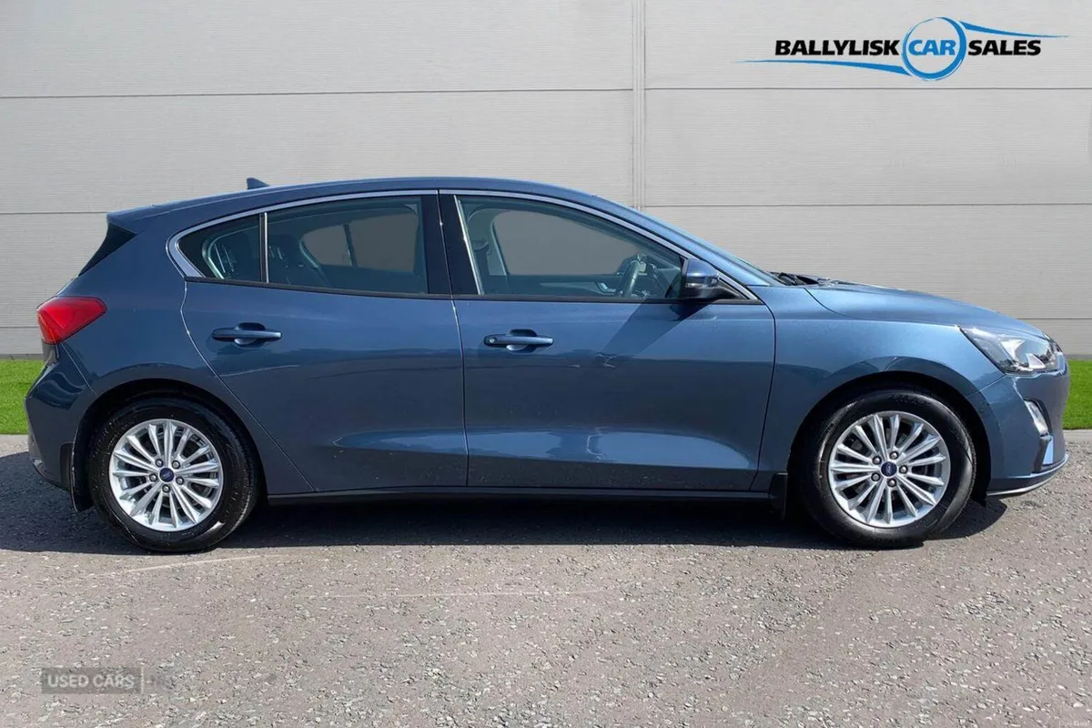 Ford Focus 1.0T 125PS Titanium in Chrome Blue with - Image 3