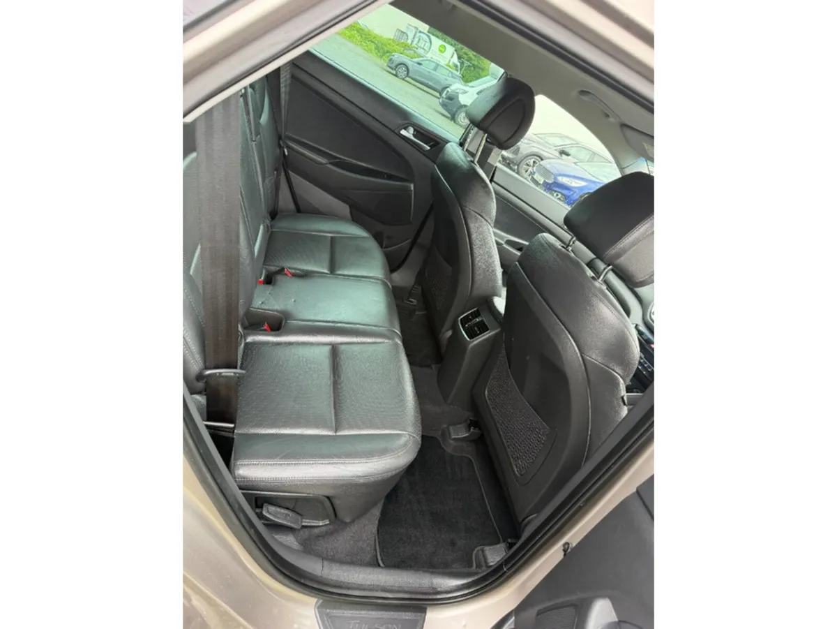 Hyundai Tucson 1.7 EXECUTIVE 5DR - Image 3