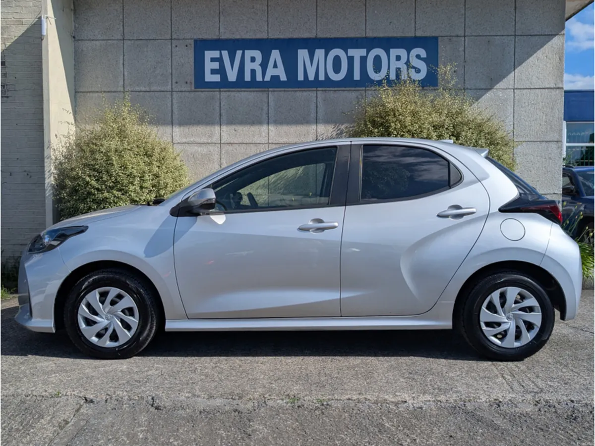 Toyota Yaris X HYBRID AUTOMATIC 1.5 PETROL //REVER - Image 4