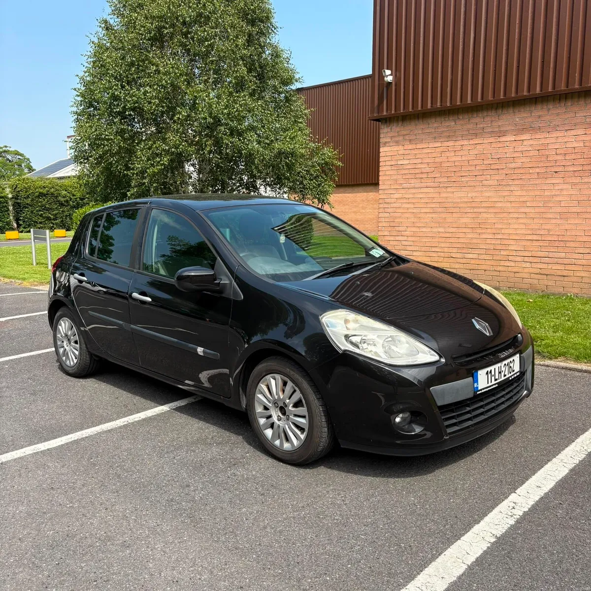 RENAULT CLIO 1.2 PETROL NCT 10/26 TAX 07/26 - Image 1