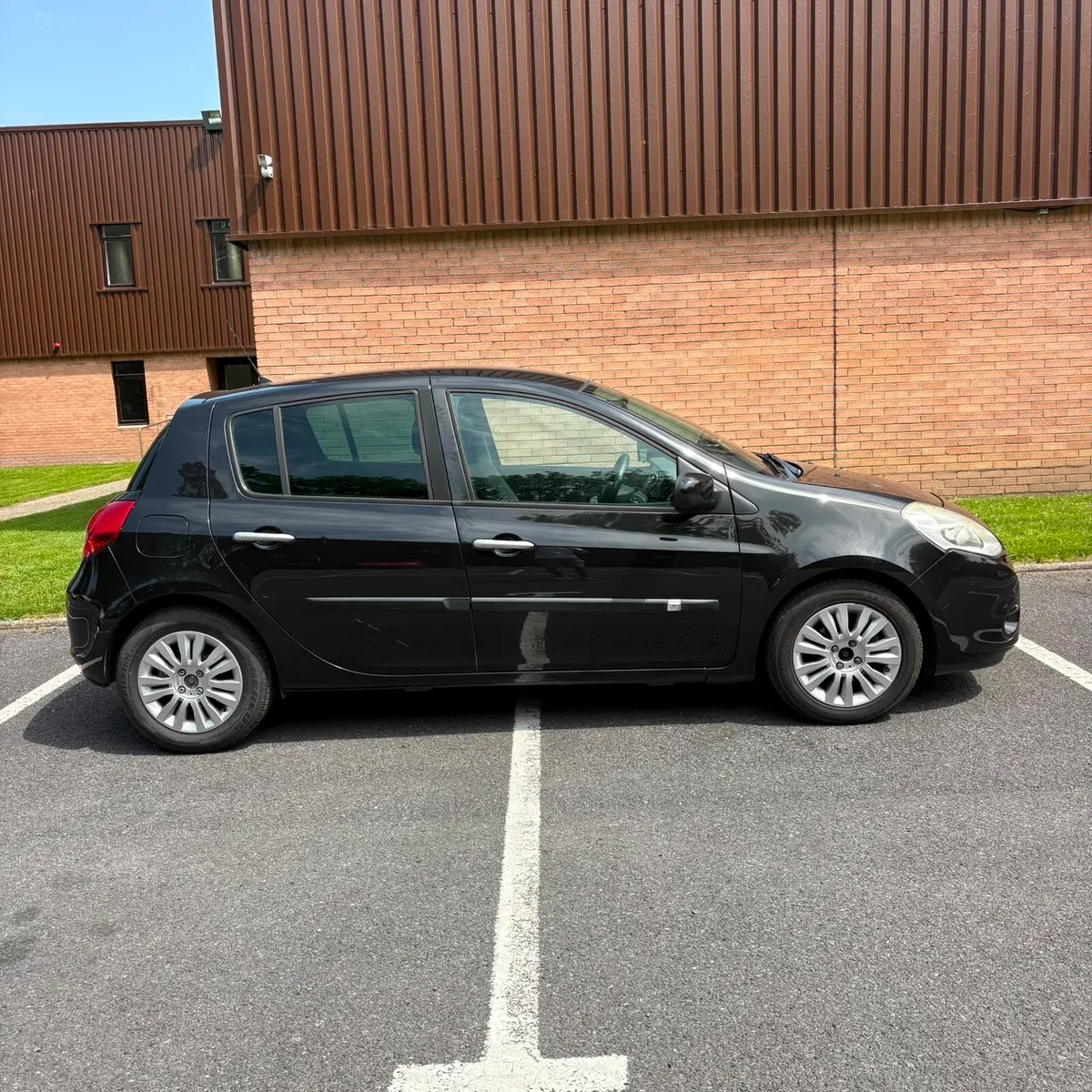RENAULT CLIO 1.2 PETROL NCT 10/26 TAX 07/26 - Image 3