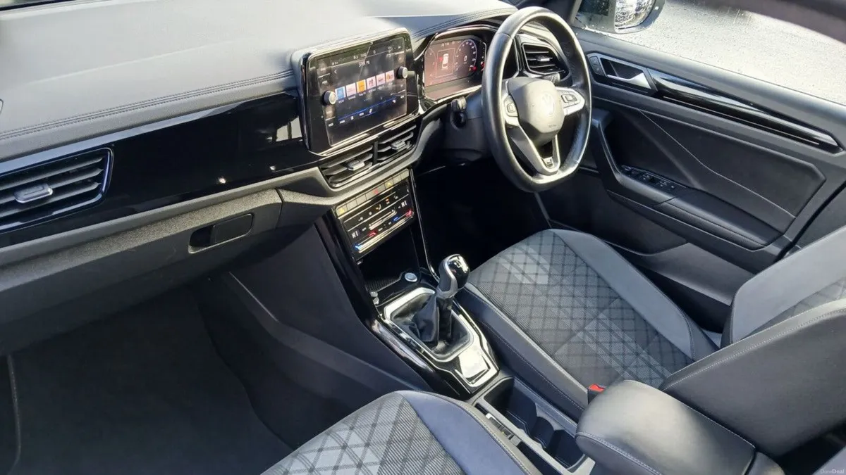 Volkswagen T-Roc R-Line 2.0 TDI 116HP **REAR VIEW - Image 3