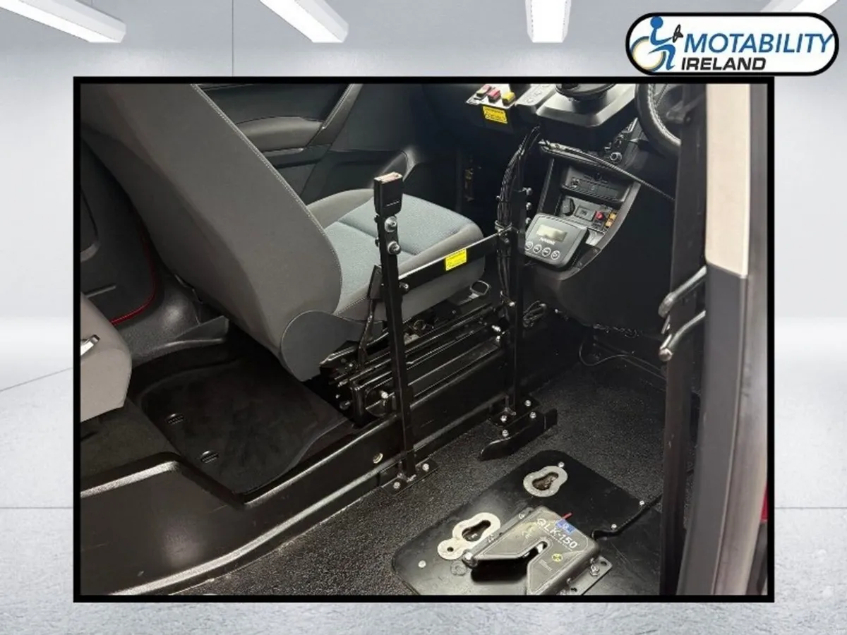 Volkswagen Caddy Maxi Life Drive From Wheelchair - Image 5