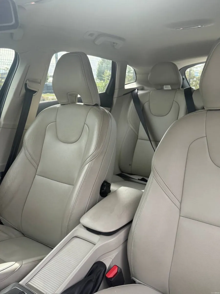 VOLVO V40🔥Automatic🔥new NCT service history - Image 3