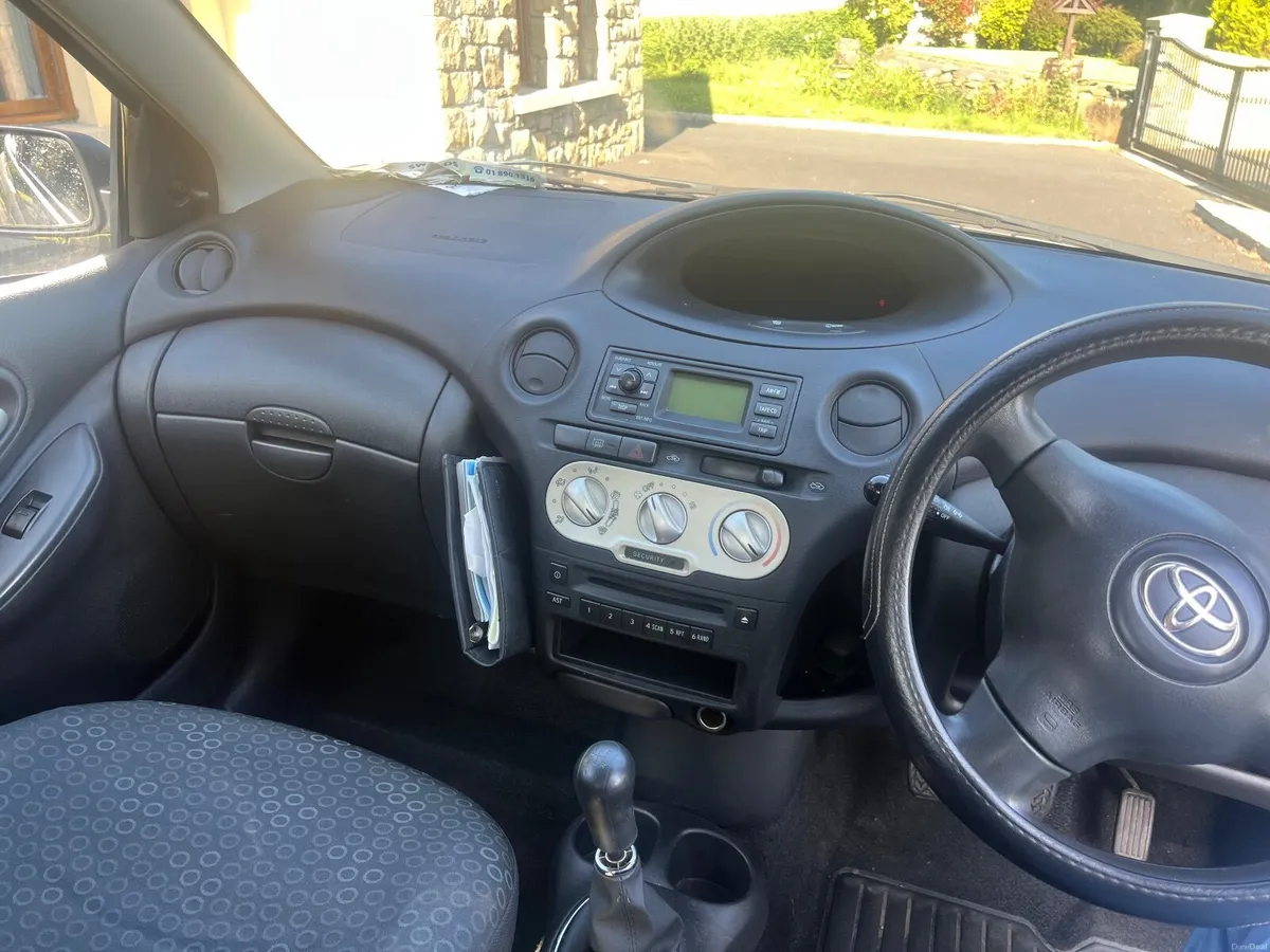 Toyota Yaris 2003 - Image 2