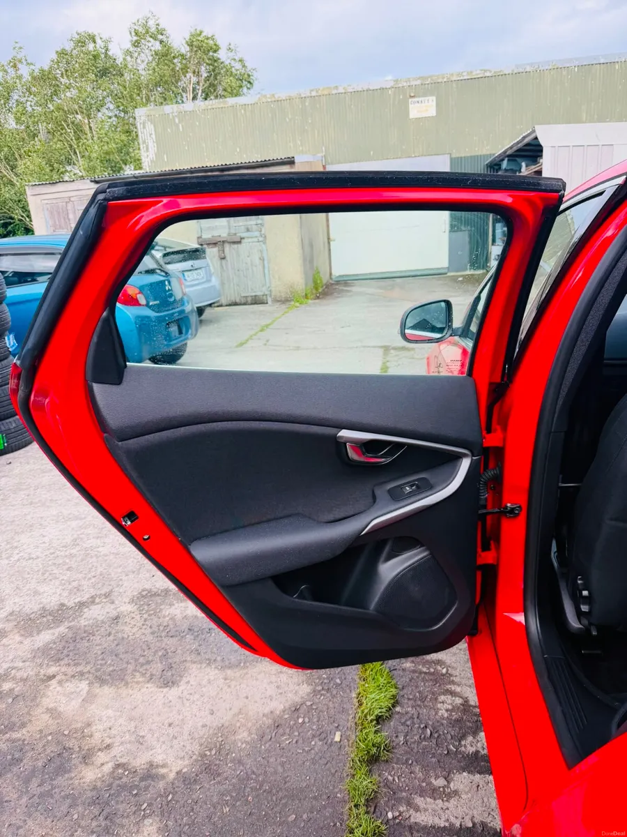 Volvo V40/D4 - 2016 AUTO 2.0D - Image 3