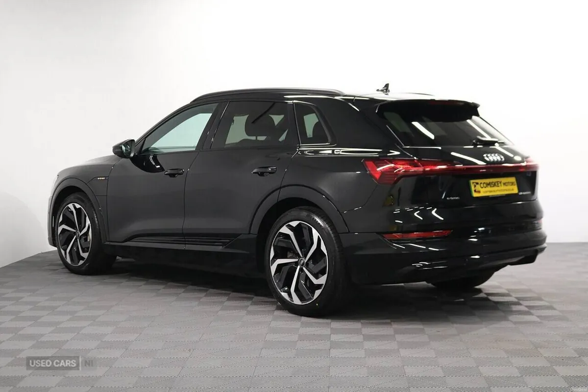 Audi e-tron Black Edition - Image 4