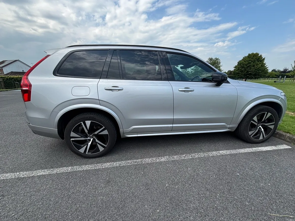 2021 Volvo XC90 R‑Design T8 Recharge - Image 3