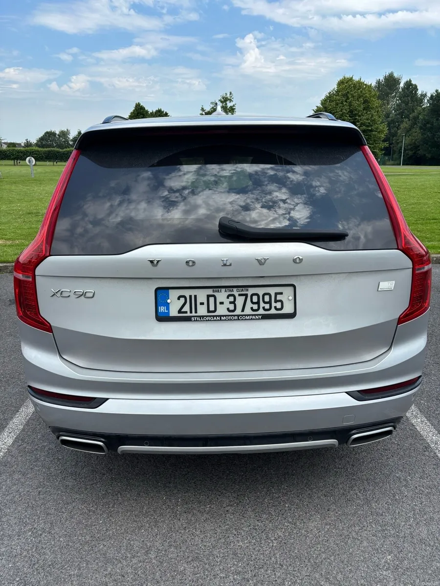 2021 Volvo XC90 R‑Design T8 Recharge - Image 4