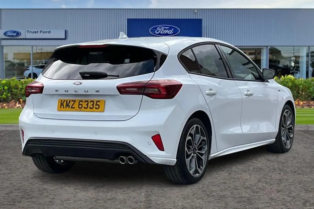 Ford Focus 1.0T EcoBoost MHEV ST-Line X Hatchback - Image 4