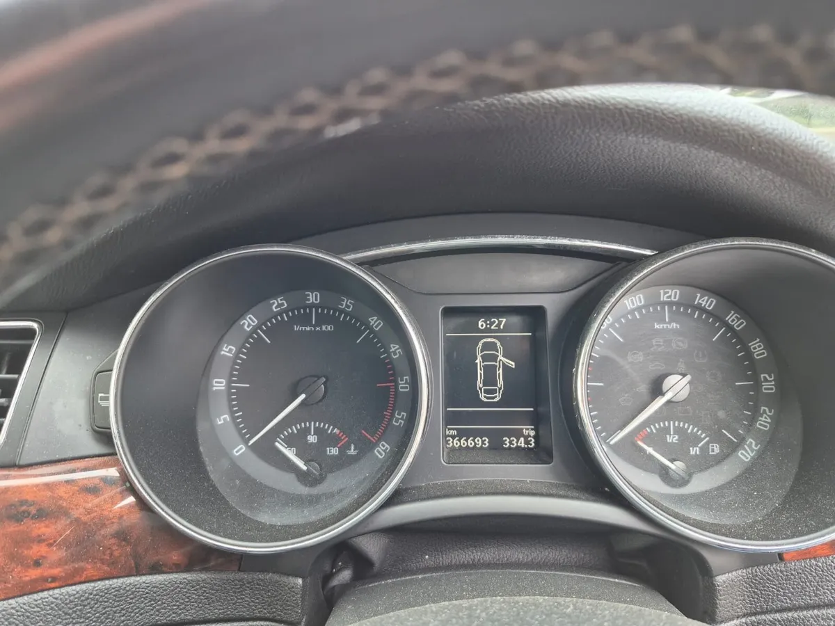 Skoda Superb 2011 - Image 2