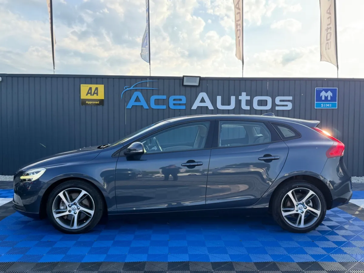 Volvo V40 D4 MOMENTUM - 2.0L DIESEL - AUTO - 12M W - Image 4