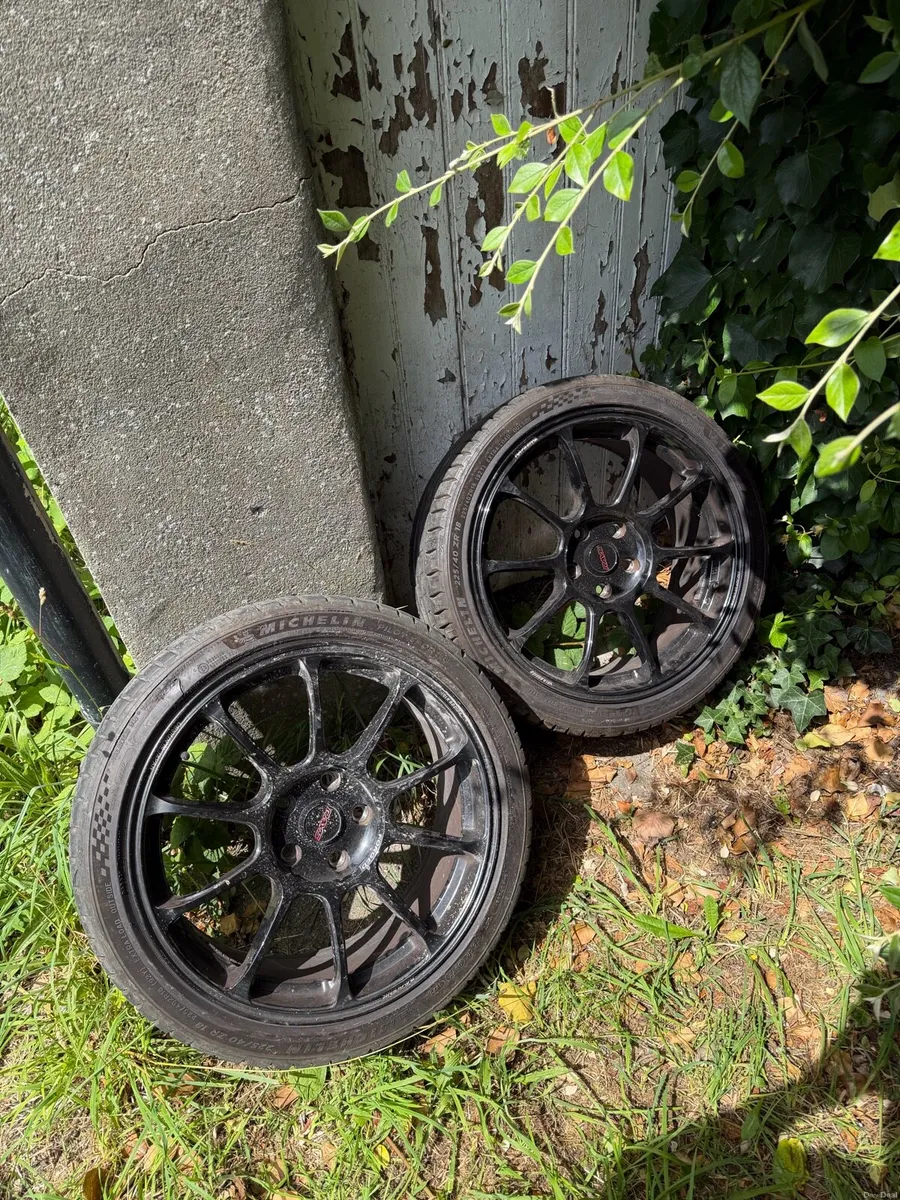2x 18” Black Alloy Wheels with Michelin Tires