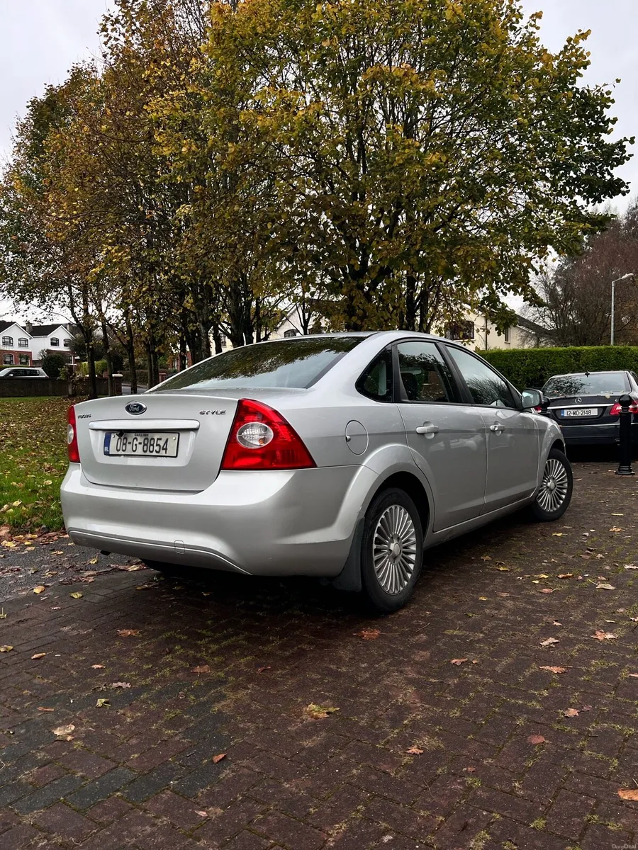 Ford focus sedan. Low mileage - Image 4