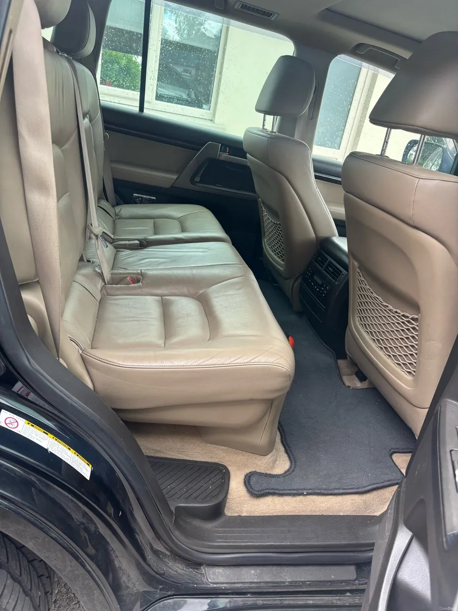 Toyota Landcruiser 200 series - Image 3