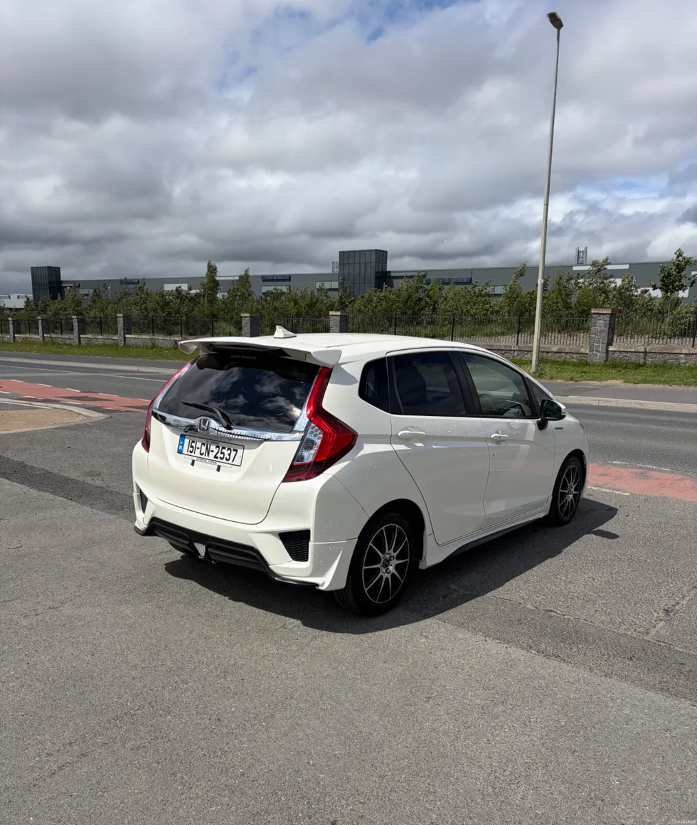 2015 Honda Fit (Jazz) 1.5 Hybrid Auto - Image 6