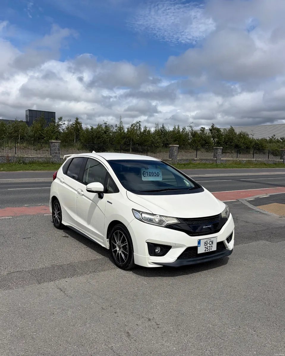 2015 Honda Fit (Jazz) 1.5 Hybrid Auto - Image 3