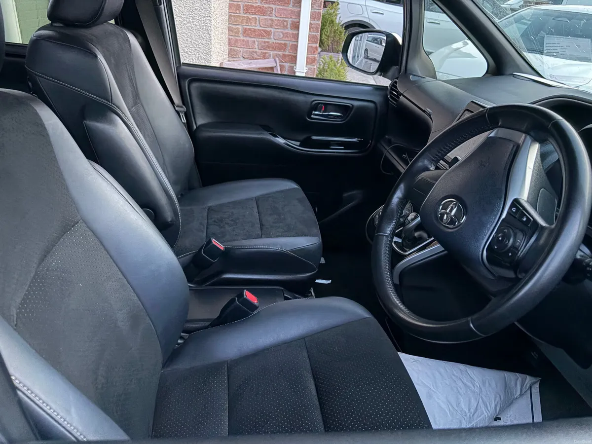 2021 Toyota Voxy 1.8 HYBRID 7 SEATER TAXI READY - Image 4