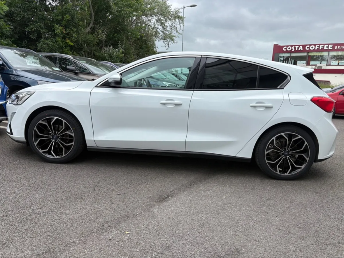 Ford Focus ZETEC 1.0 ECOBOOST 125PS 5DR 4 - Image 4