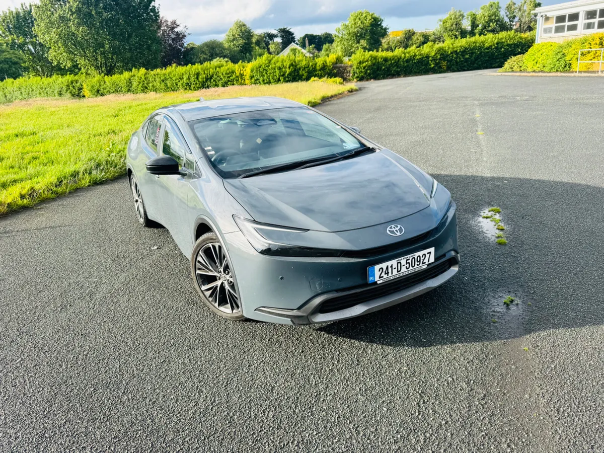 TOYOTA PRIUS SELF CHARGING HYBRID 6K KM LIKE NEW - Image 2