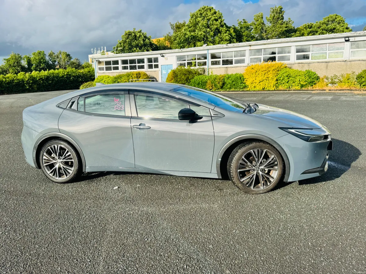 TOYOTA PRIUS SELF CHARGING HYBRID 6K KM LIKE NEW - Image 4