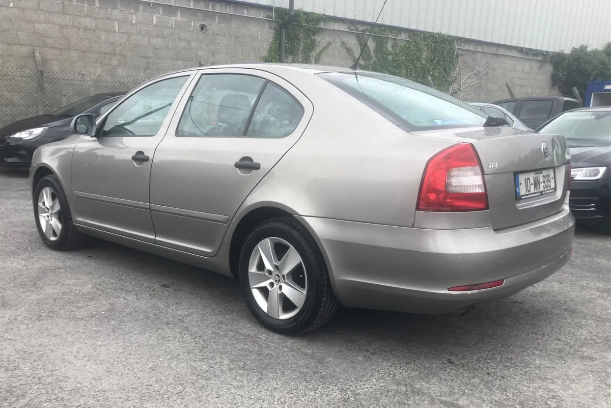 Skoda Octavia 1.6 Tdi Exclusive Edition Spotless - Image 2
