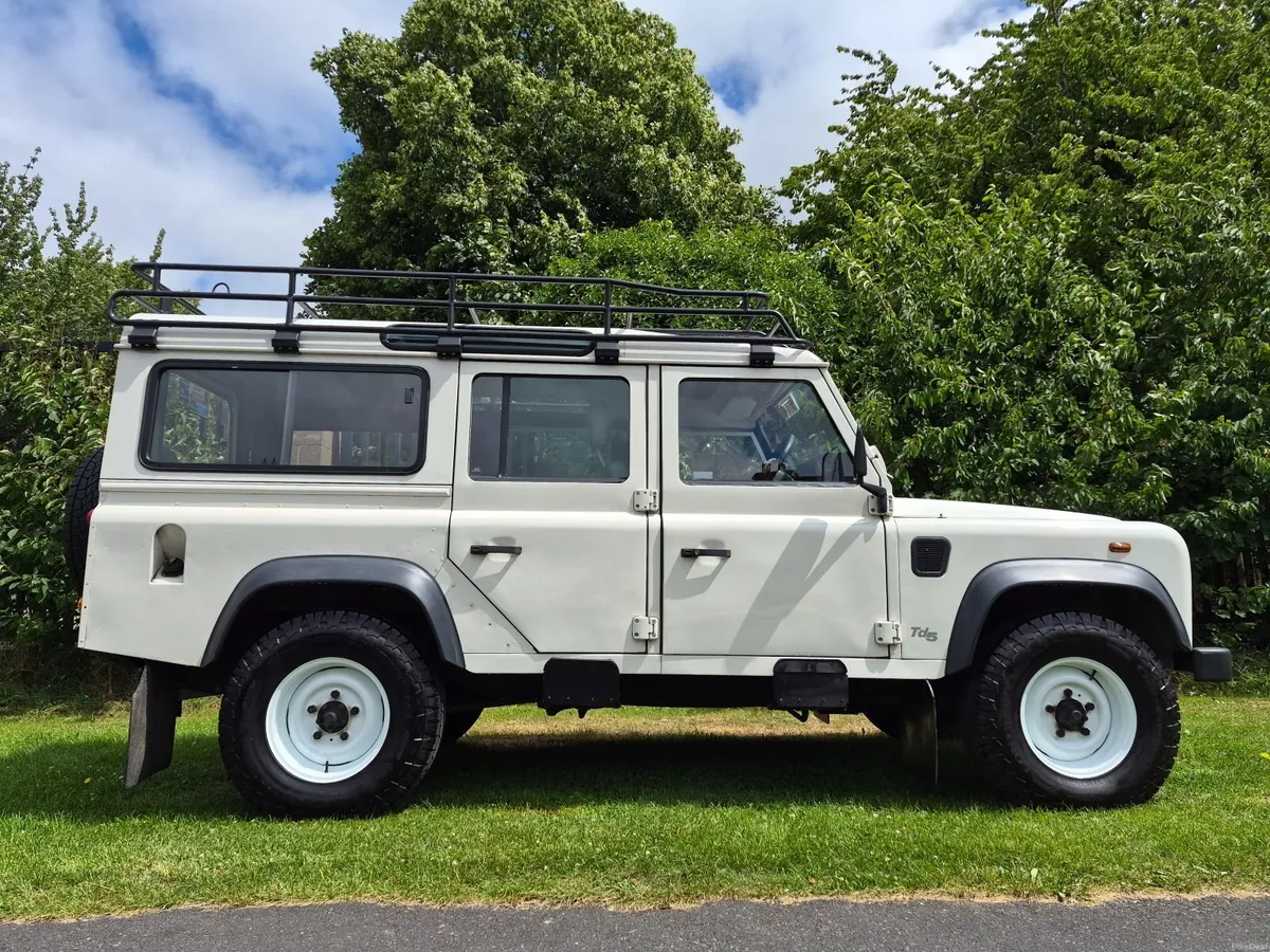 Land Rover Defender 2000 - Image 1