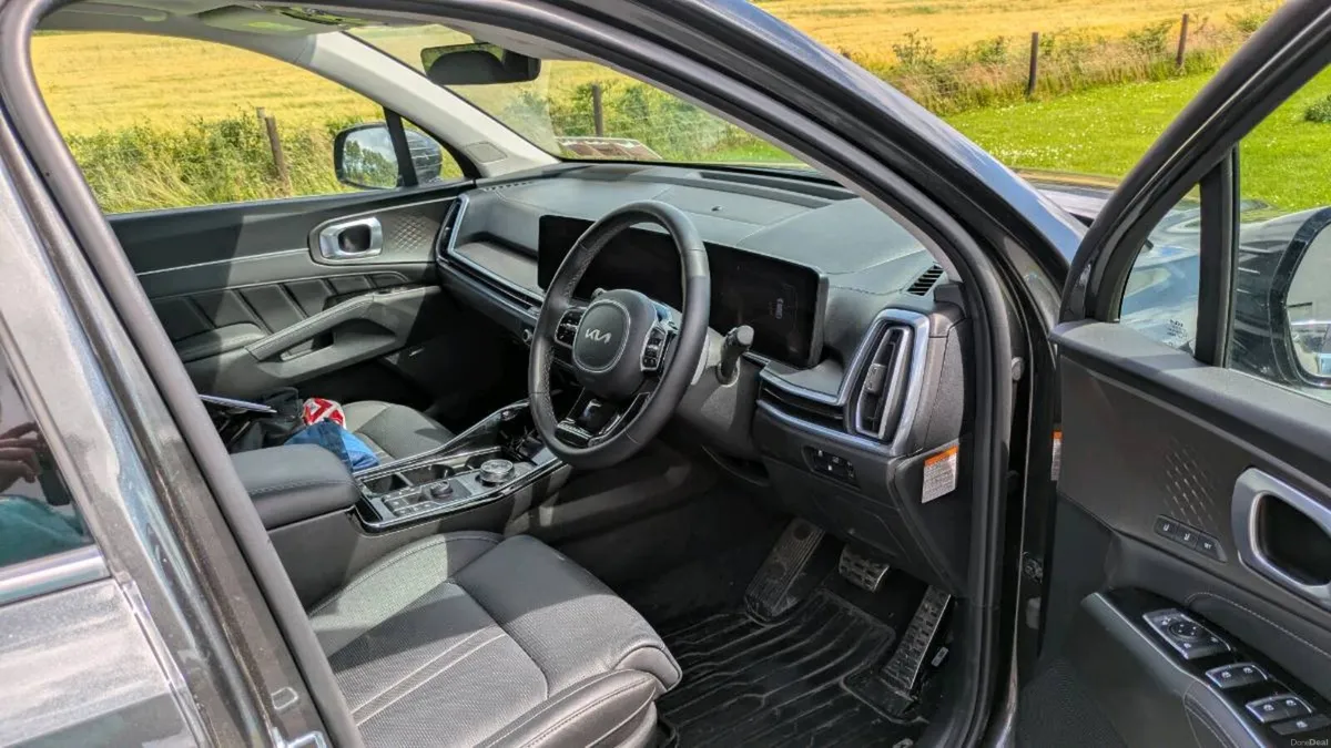261 Kia Sorento 1.6l Petrol Hybrid 7 seater - Image 4