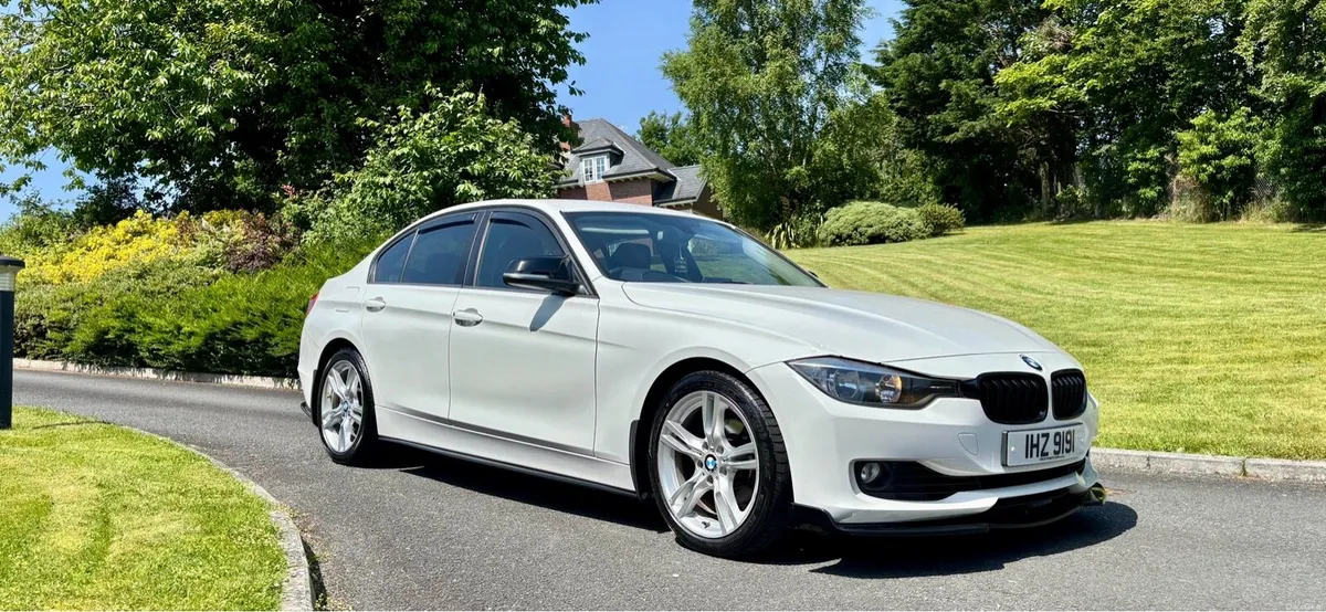 2013 BMW 320i SPORT XDRIVE LOW MILES - Image 2
