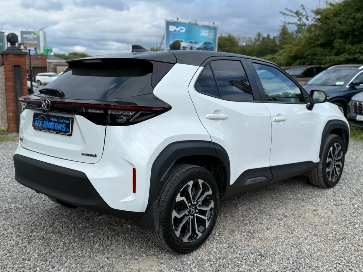 2024 Toyota Yaris Cross 1.5 HYBRID LUNA SPORT AUTO - Image 3