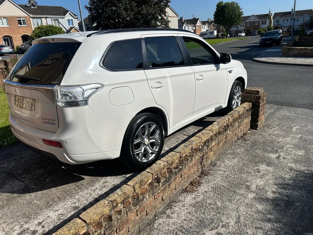 2015 Mitsubishi Outlander PHEV - Image 4