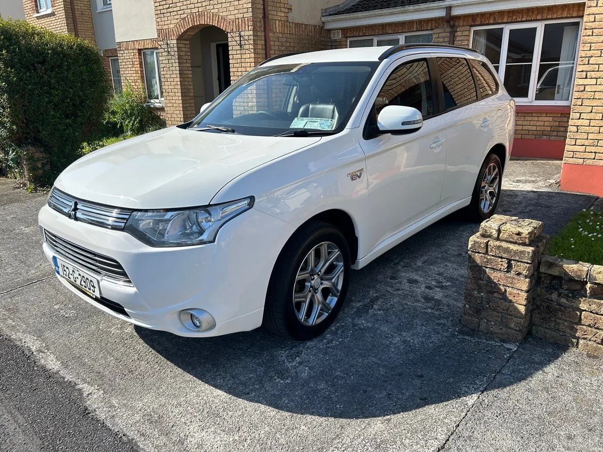 2015 Mitsubishi Outlander PHEV - Image 2