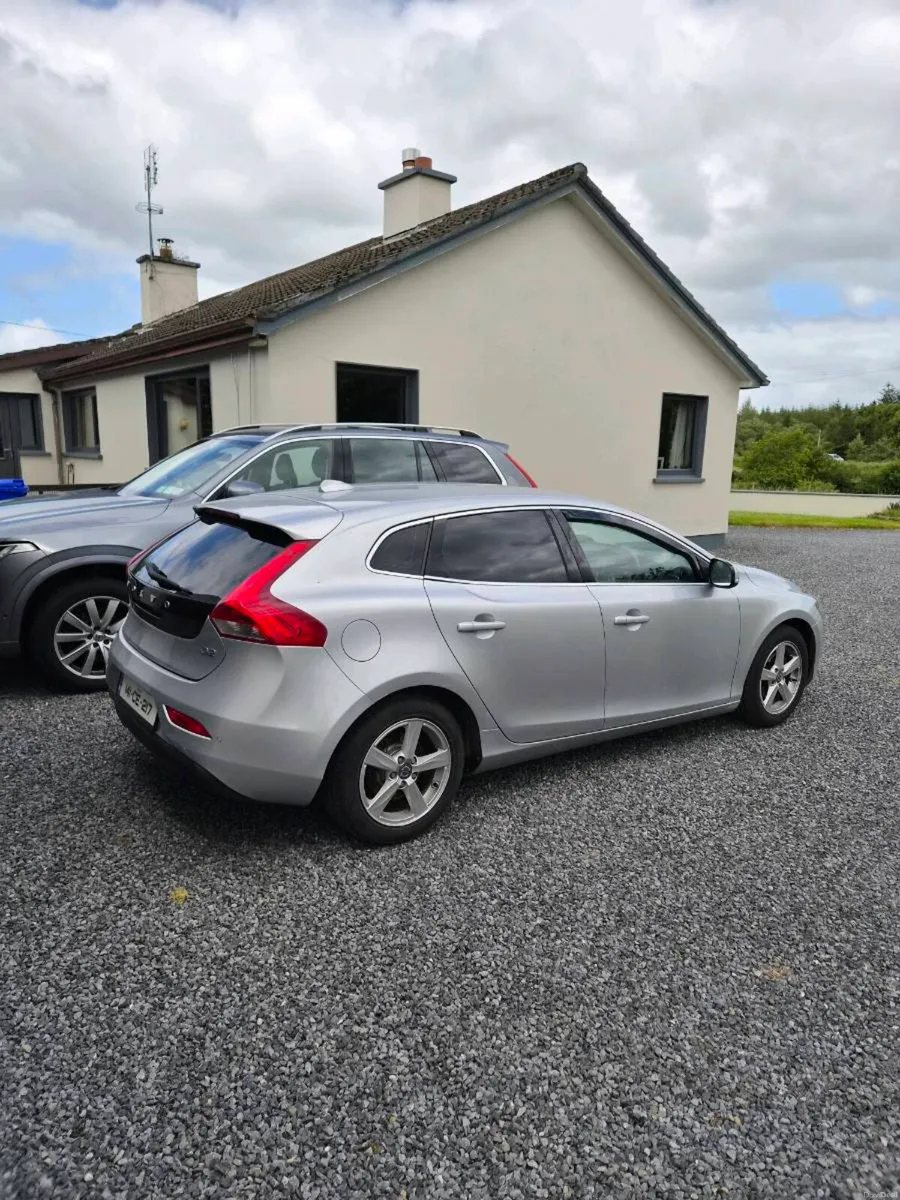 Volvo V40 - Image 2