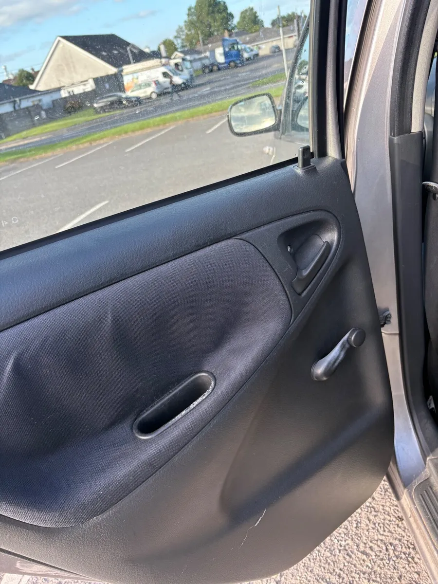 Toyota Yaris 2004 - Image 6