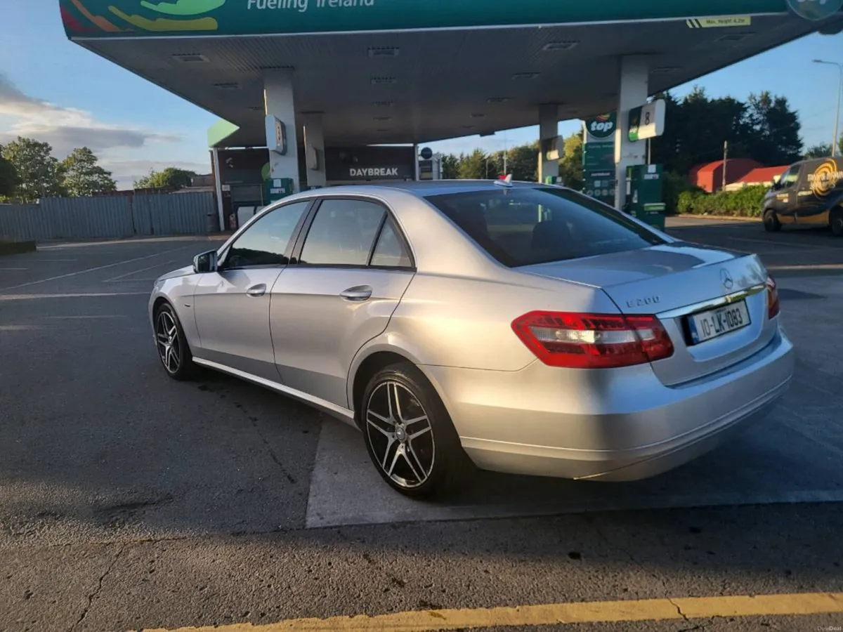 2010 E 200 Mercedes - Image 3