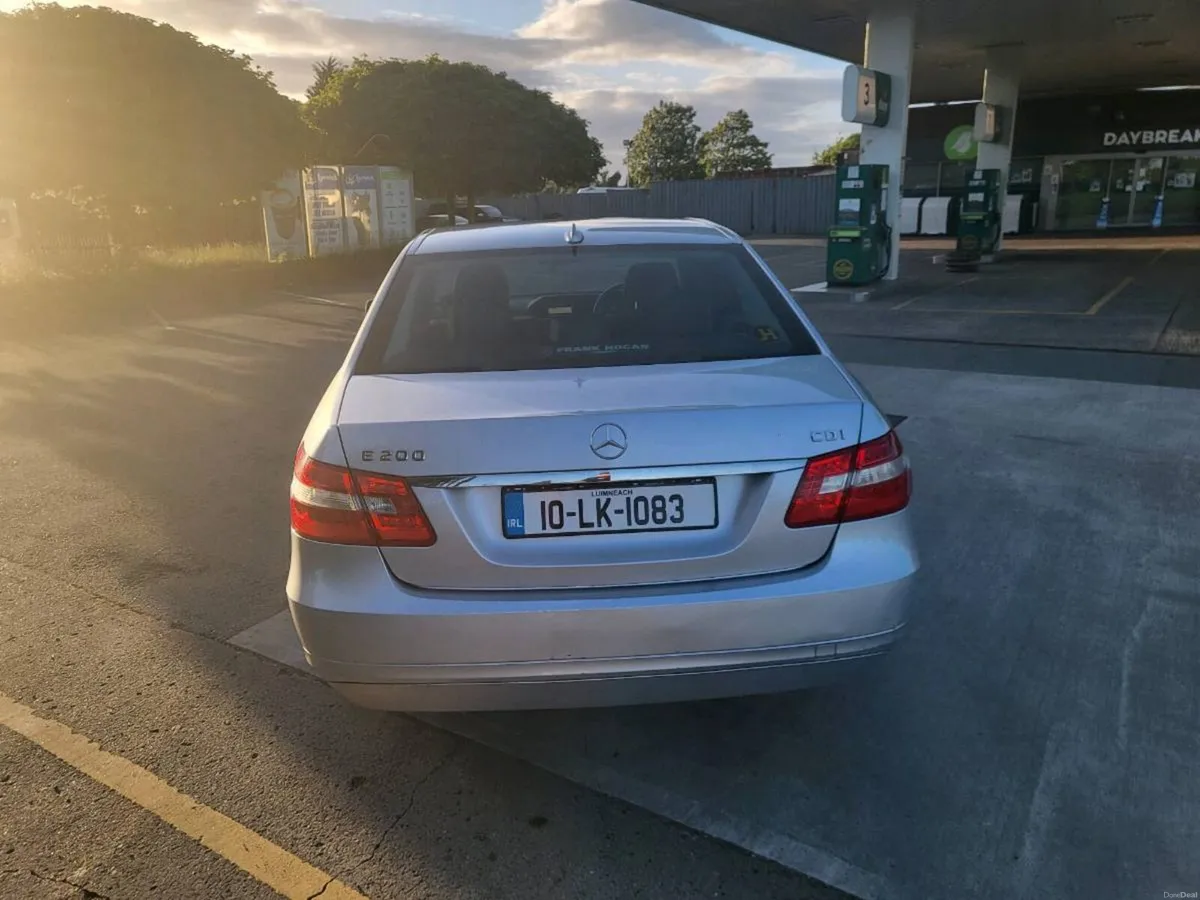 2010 E 200 Mercedes - Image 6