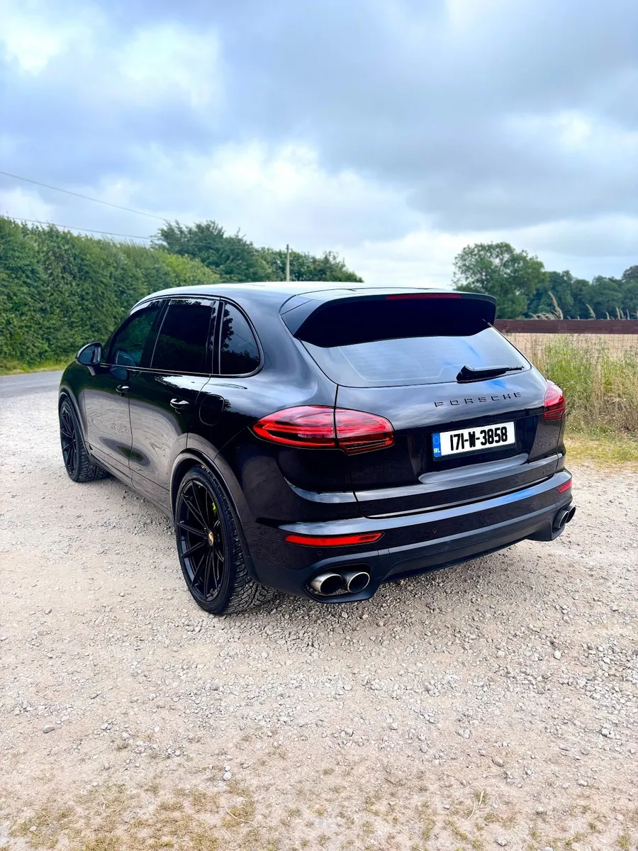Porsche Cayenne 2017 Platinum Edition - Image 2