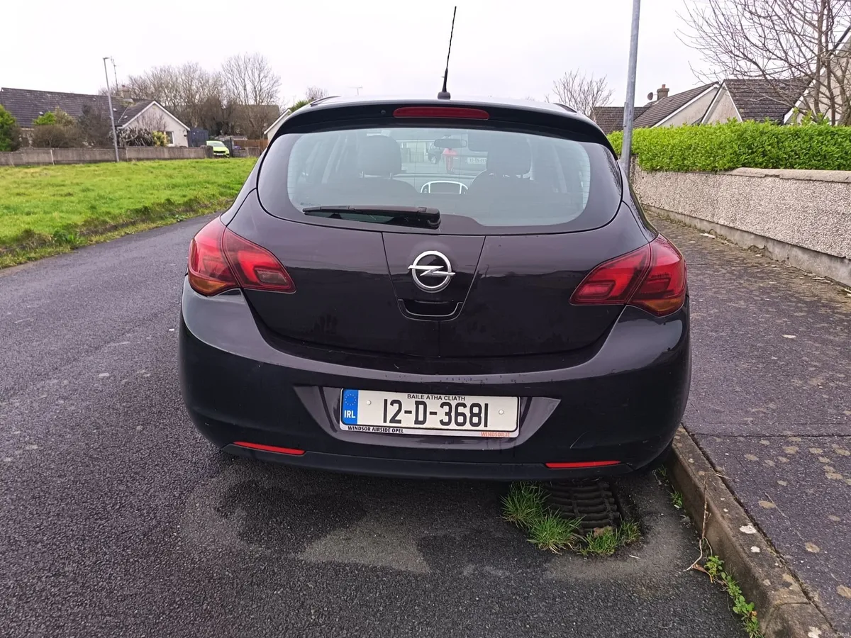 Opel Astra 2012 - Image 2