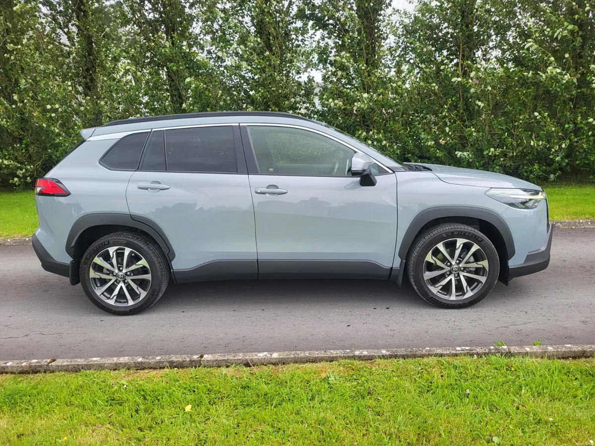 Toyota Corolla  CROSS LUNA SPORT. - Image 2