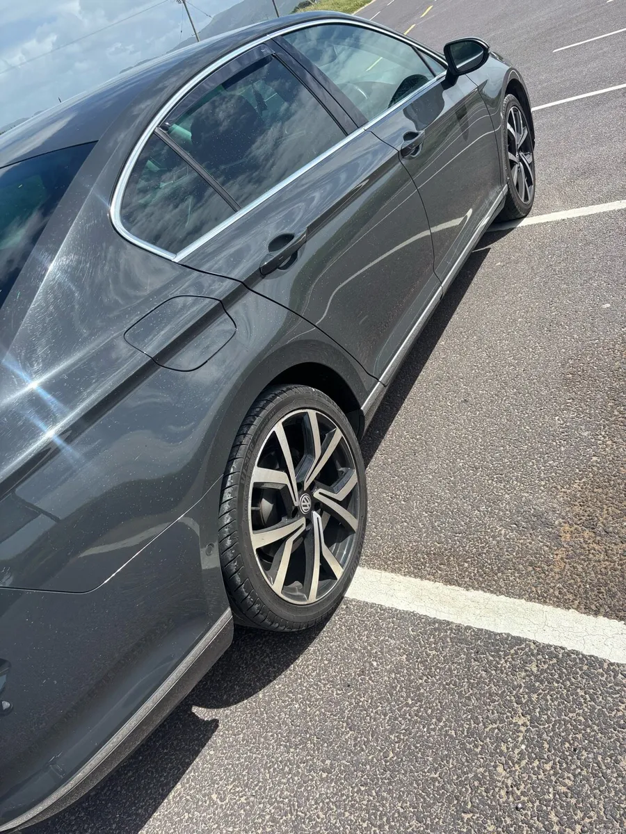 Volkswagen Passat - Image 5