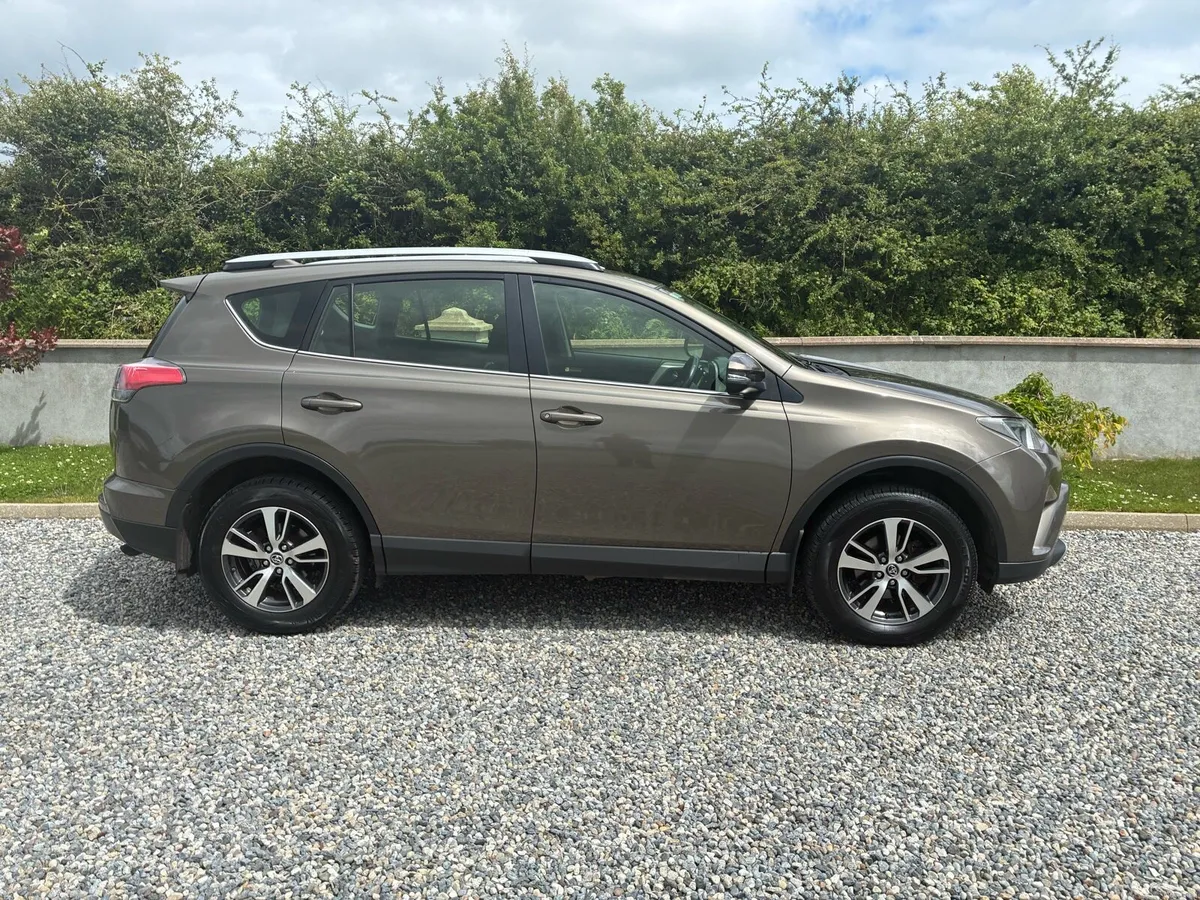 2016 Toyota RAV 4 Luna*One Owner* - Image 2