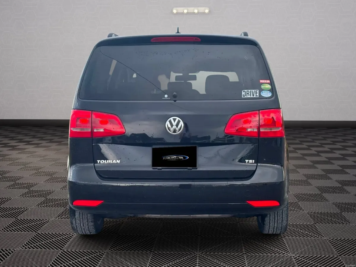 Volkswagen Touran *Automatic* - Image 4