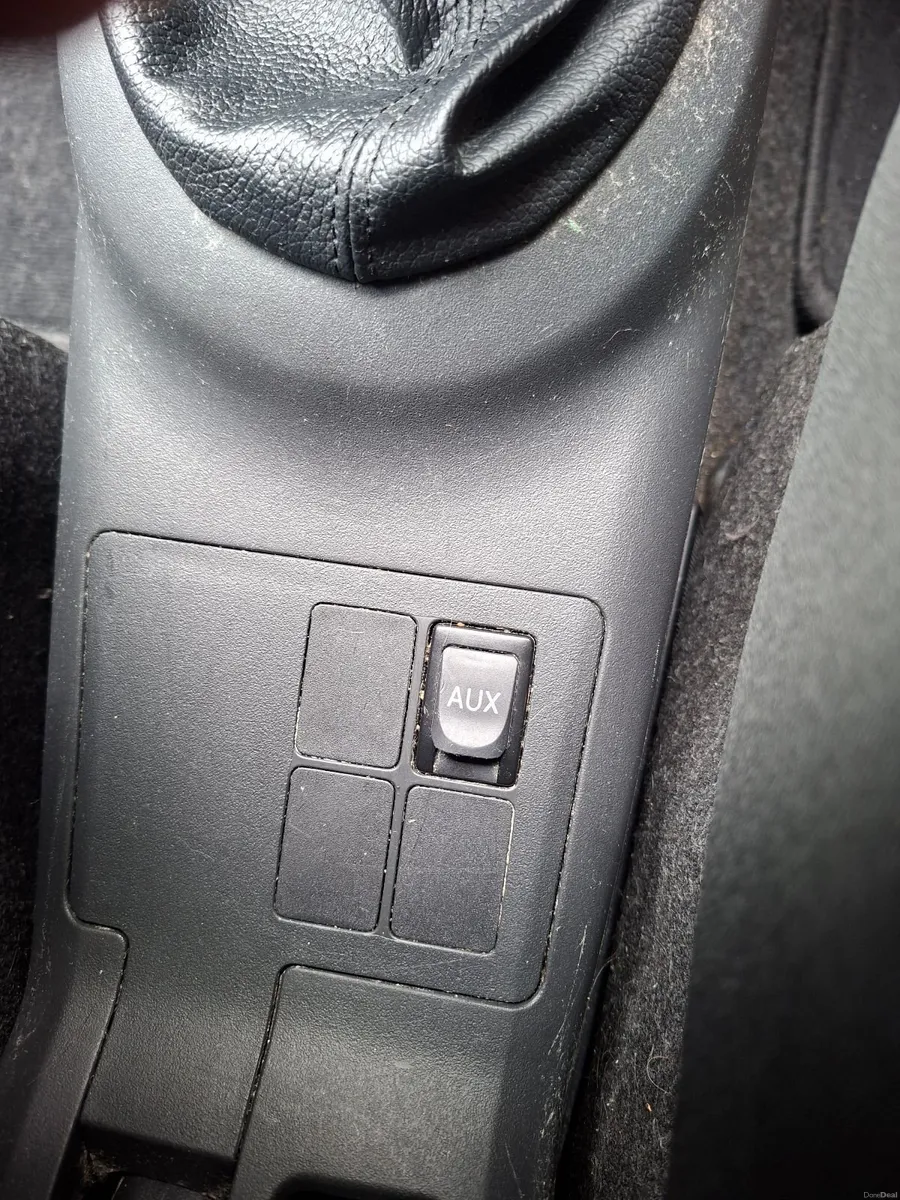 Toyota Yaris 2011 - Image 2