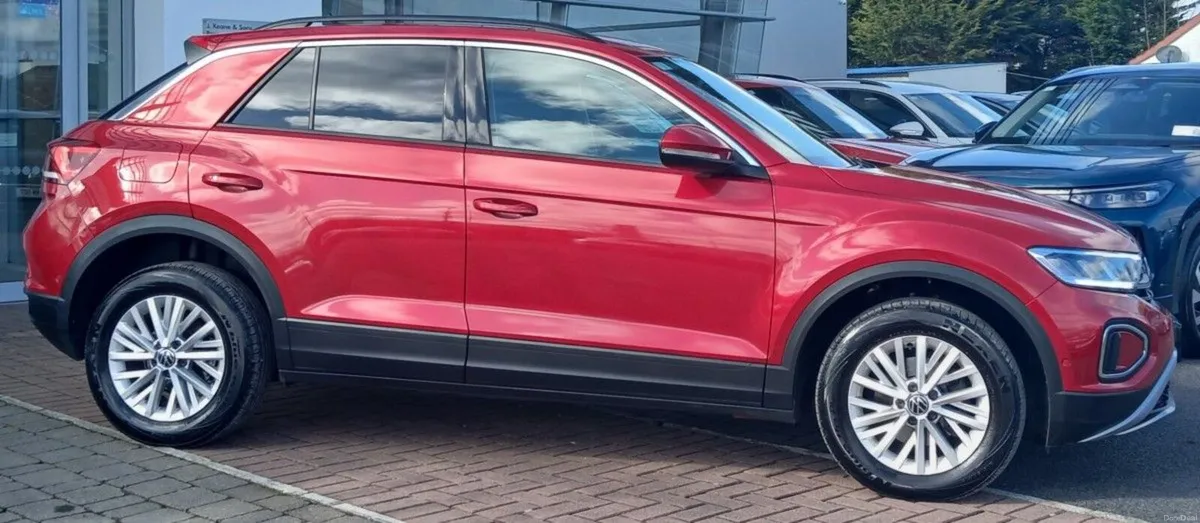 Volkswagen T-Roc Life 2.0 TDI 116HP **REAR VIEW CA - Image 2